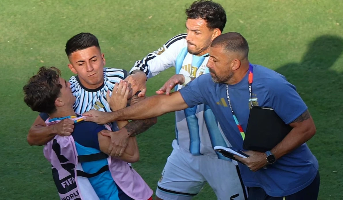 Leandro Paredes nhận án cấm thi đấu 10 trận cho đội tuyển Argentina sau sự cố xảy ra trong trận chung kết World Cup gặp Tây Ban Nha (Ảnh: Reuters)