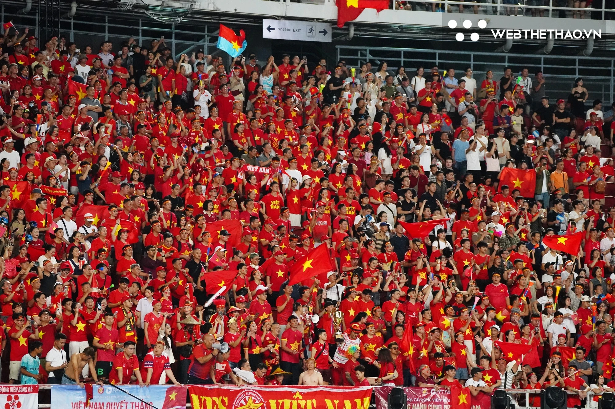 CĐV Việt Nam sẵn sàng phủ đỏ một góc khán đài Rajamangala. Ảnh: Trần Khánh