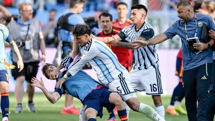 FIFA phạt nặng 2 tuyển thủ Argentina ở sự cố xảy ra trong trận chung kết World Cup