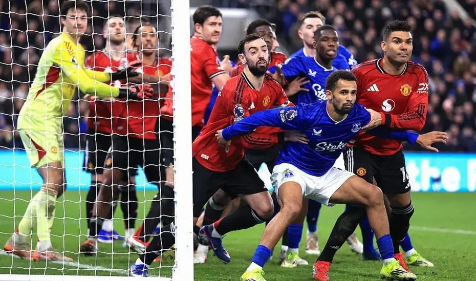 Các cầu thủ của cả hai đội đều tập trung phòng ngự trong vòng cấm địa khi Everton gặp MU hồi tháng 2 (Ảnh: Getty Images)