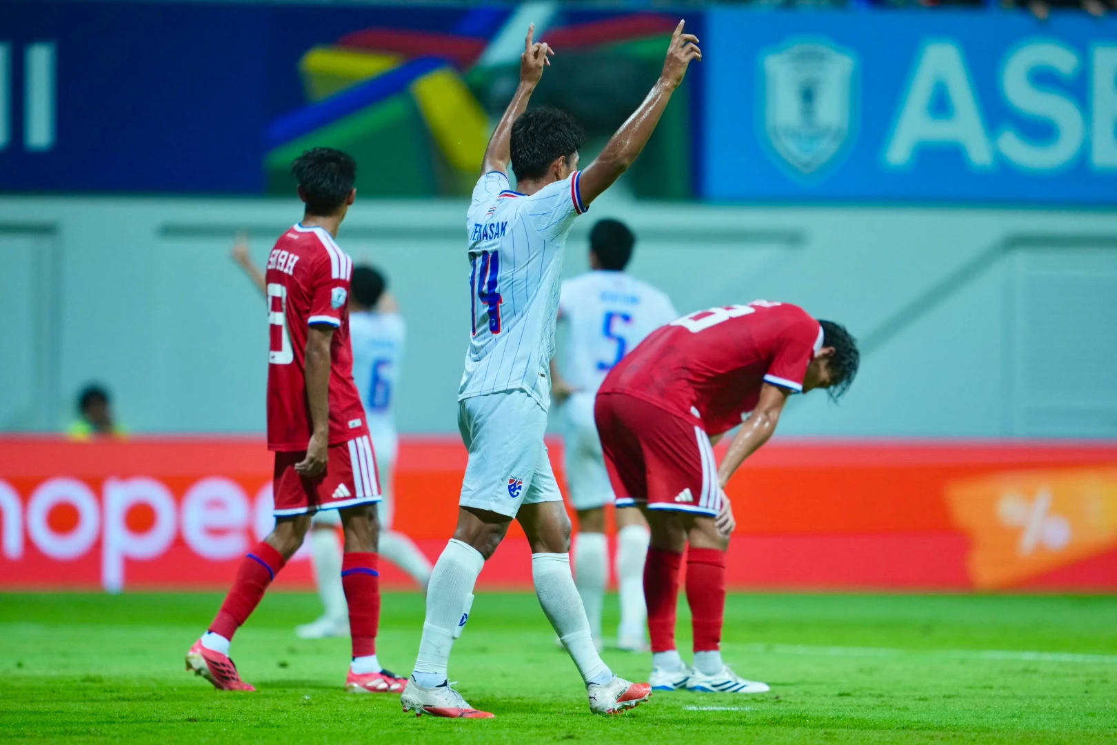 Theerasak ghi bàn vào lưới Singapore ở bán kết ASEAN Cup 2026 (Ảnh: Sanook)