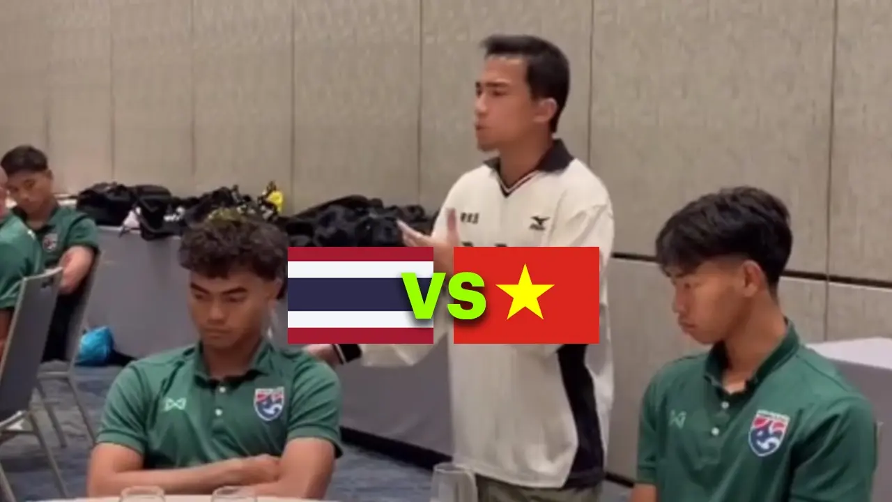 Chanathip phải đến khách sạn để động viên tinh thần các cầu thủ Thái Lan trước trận gặp Việt Nam. Ảnh: Thairath