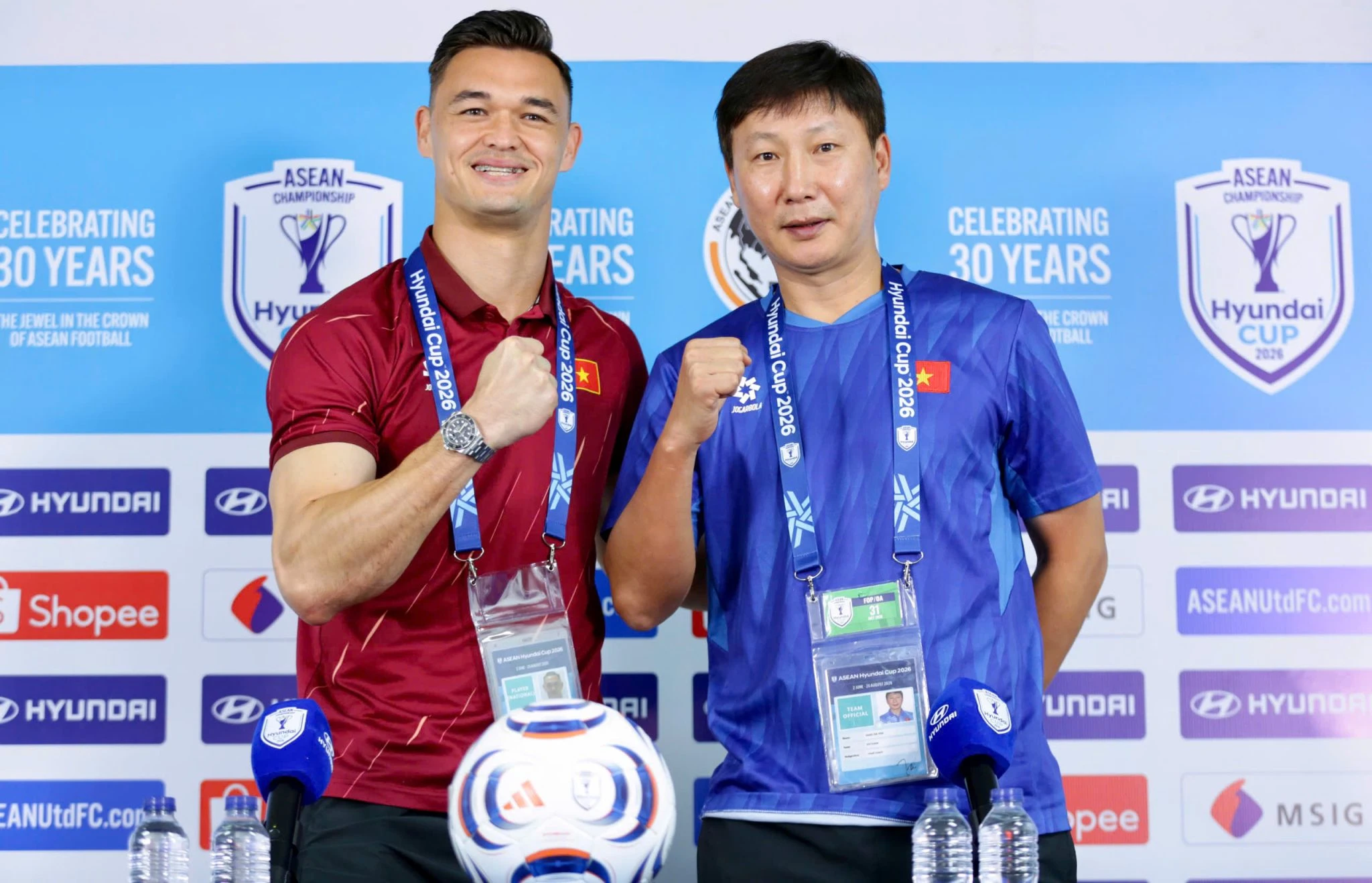 HLV Kim Sang Sik dành lời khen đến phong độ ấn tượng của Lê Giang Patrik. Ảnh: VFF