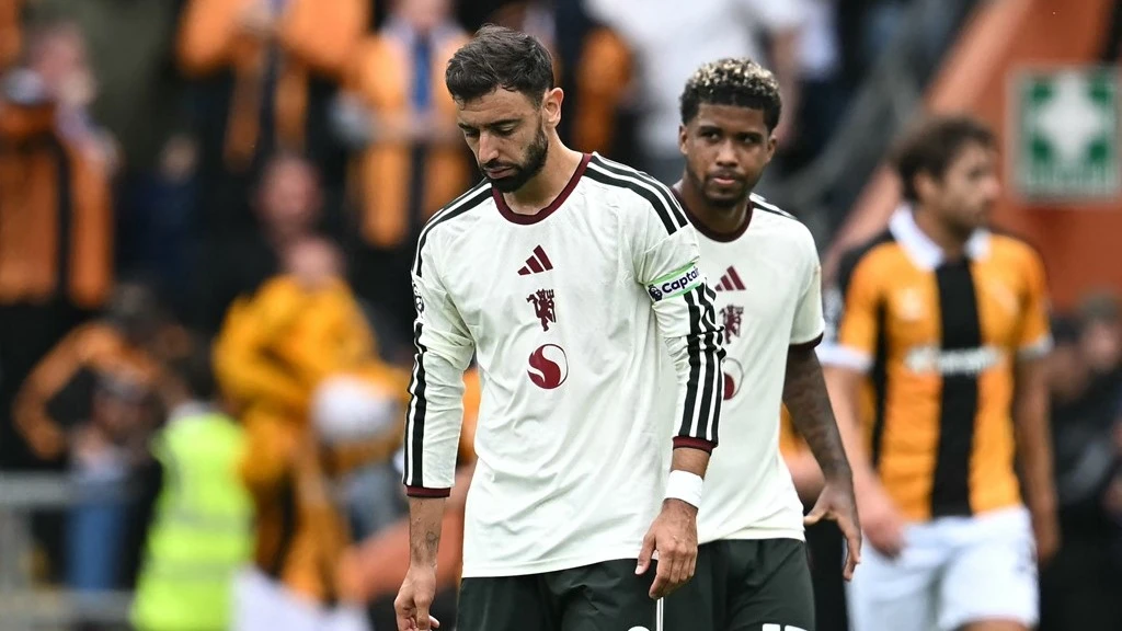 Bruno Fernandes thể hiện sự thất vọng sau khi Manchester United bị Hull dẫn trước 2-0. Ảnh: Sky sports