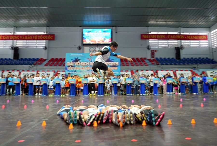 VĐV thi đấu patin có màn biểu diễn ấn tượng tại lễ khai mạc sáng nay