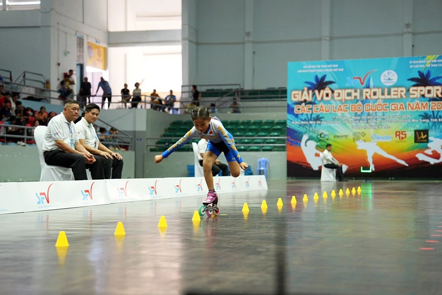 VĐV nhí thi đấu ở nội dung patin