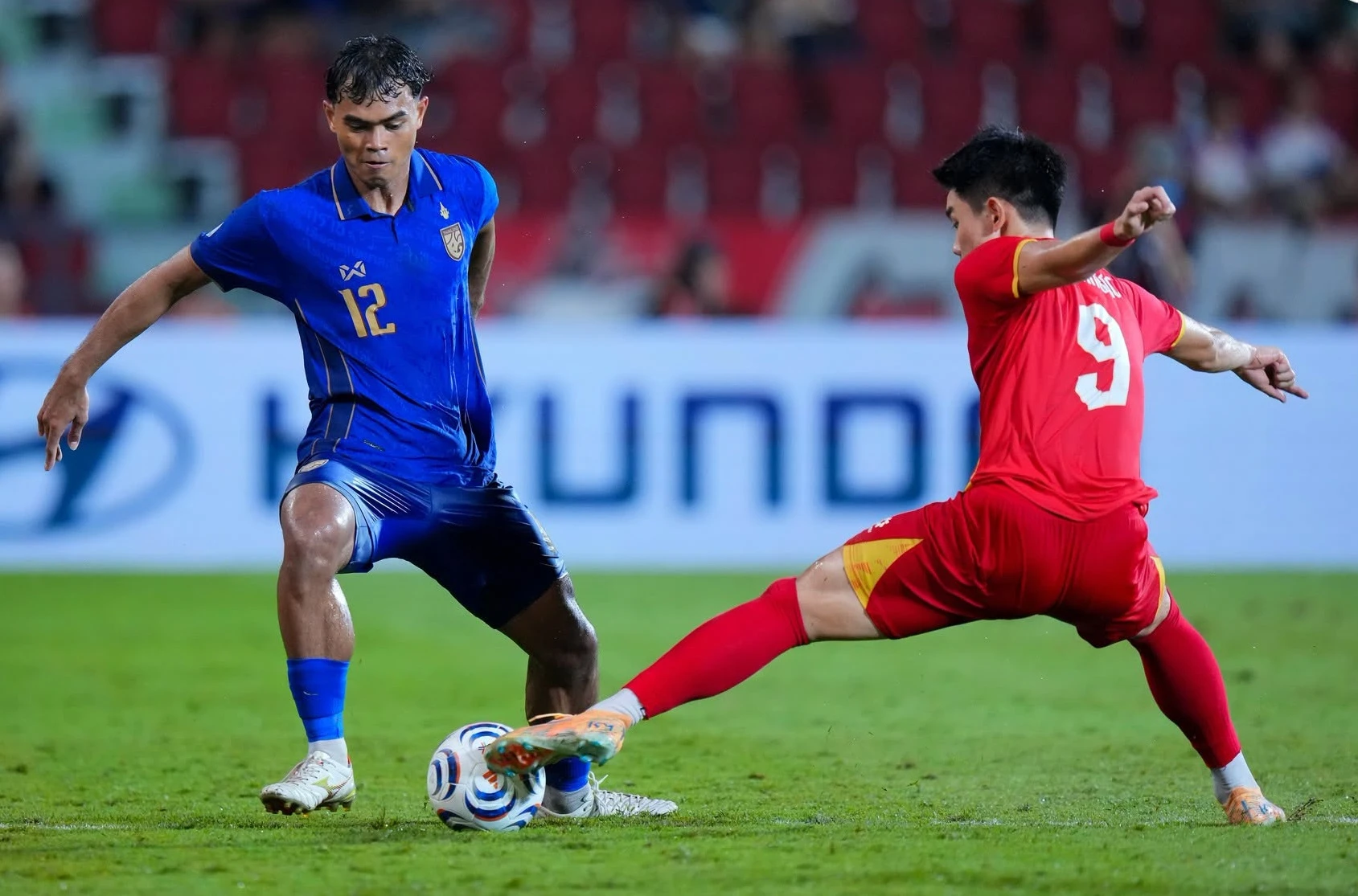 Đình Bắc có trận đấu xuất sắc giúp Việt Nam thắng Thái Lan 2-0 ngay trên sân khách (Ảnh: Changsuek)