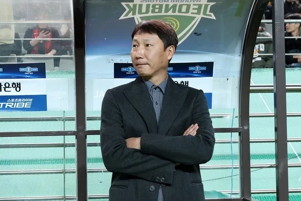 Kim Sang-sik rời Hàn Quốc sau 15 năm gắn bó với Jeonbuk (Ảnh: Nate)