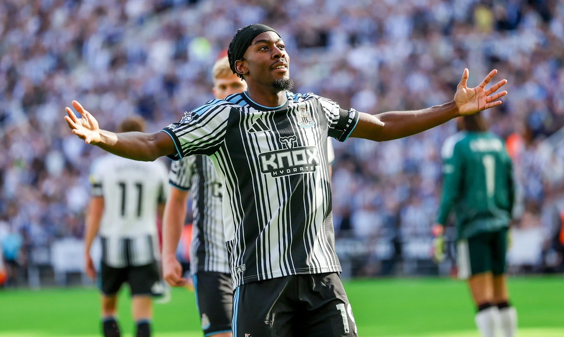 Anthony Elanga của Newcastle ăn mừng bàn thắng tuyệt đẹp vào lưới Liverpool (Ảnh: Shutterstock)