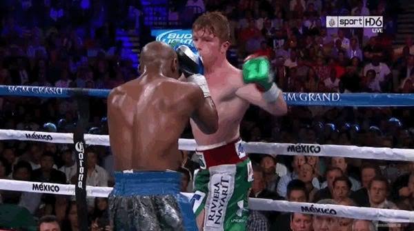 Ngay khi gặp đối thủ trái tay Mayweather ngay lập tức chuyển về thế thủ truyền thống của boxing Ảnh: SportHD6