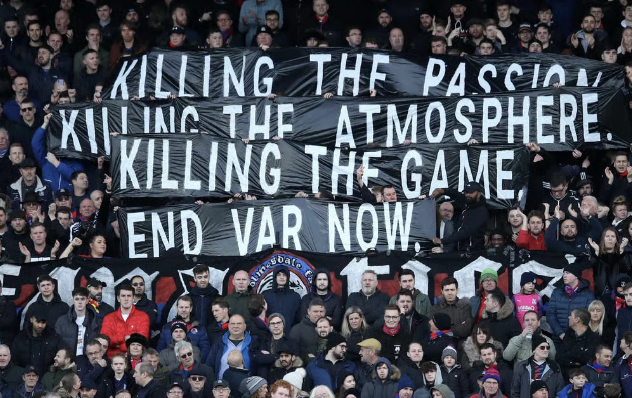 Nhóm CĐV của Crystal Palace đã kêu gọi Premier League chấm dứt VAR , gọi việc giới thiệu công nghệ này là một "thử nghiệm thất bại".