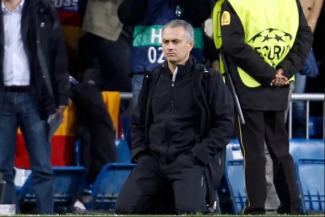 Mourinho quỳ gối trong loạt sút luân lưu mà Real Madrid thua Bayern năm 2012 (Ảnh: Marca)