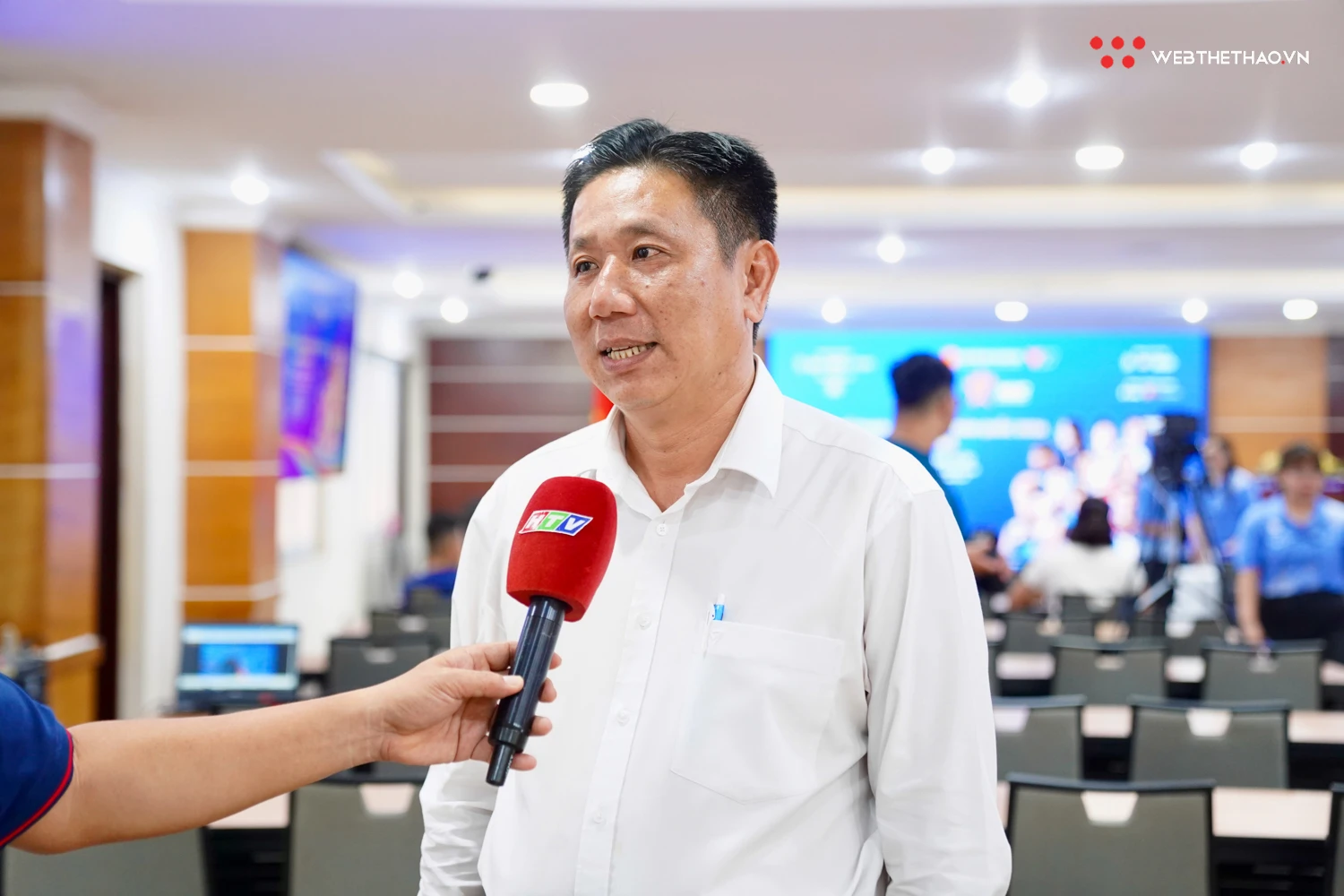 Thạc Sĩ Huỳnh Văn Thịnh - Phó trưởng Phòng Công Tác Sinh Viên Trường Đại Học Bách Khoa - Đại học Quốc Gia TP.HCM trả lời phỏng vấn của báo chí. Ảnh: Việt Long