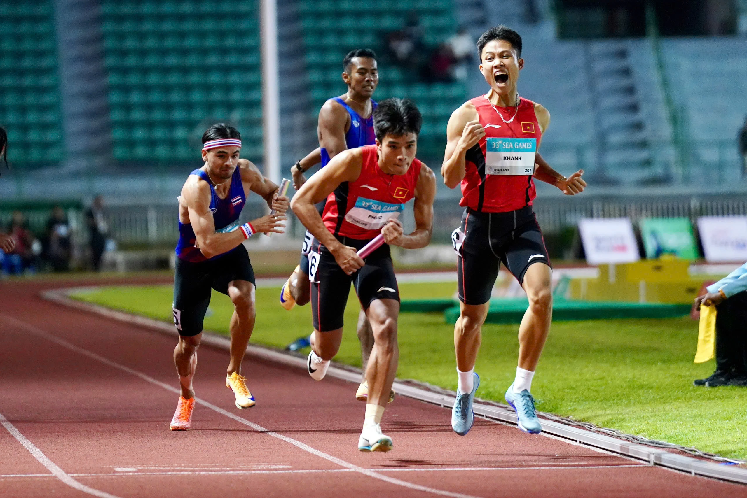 Lê Ngọc Phúc chạy cuối cùng ở phần thi tiếp sức 4x400m nam tại SEA Games 33 cuối năm ngoái