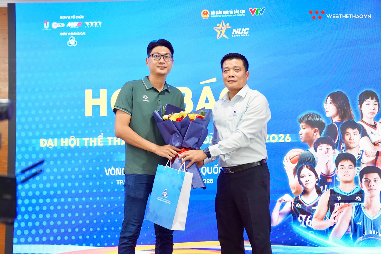 Đại diện Ban tổ chức trao hoa và quà cho nhà tài trợ Động Lực. Ảnh: Việt Long
