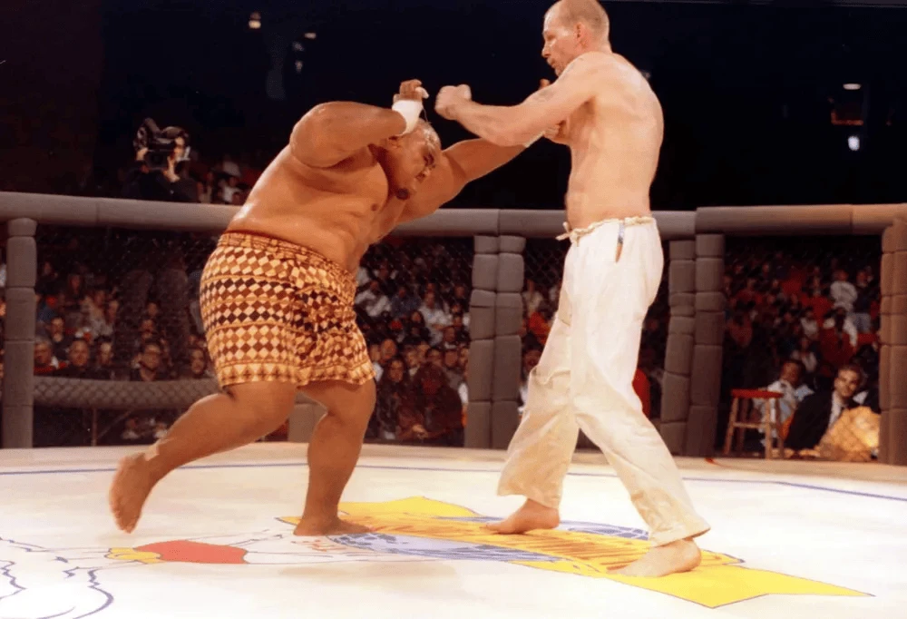 UFC 1 sự chênh lệch về thể trạng và hạng cân được thấy rõ, gây bất lợi cho những võ sĩ nhẹ cân hơn