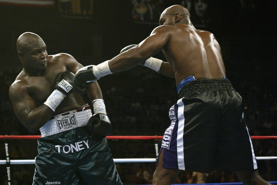 James Toney bên trái, sở hữu bộ thủ shoulder roll lỳ lợm nhất lịch sử