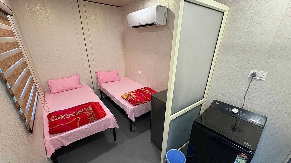 Căn phòng dạng container được bố trí cho các VĐV lưu trú tại ASIAD 2026 (Ảnh: X.com)