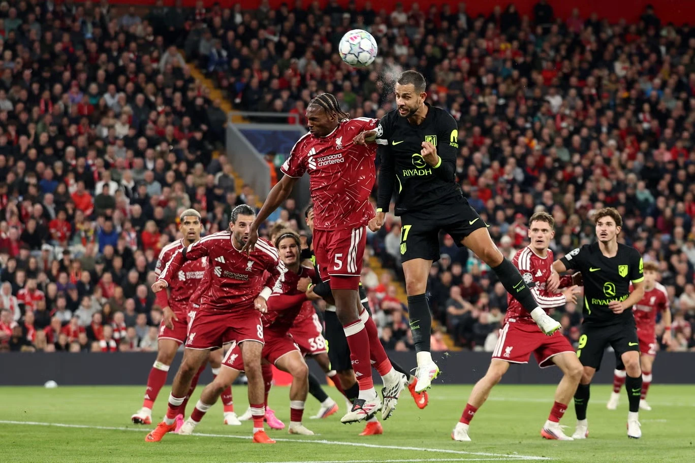 Araujo có khả năng tạt bóng tốt vào vòng cấm cho Liverpool (Ảnh: Independent)
