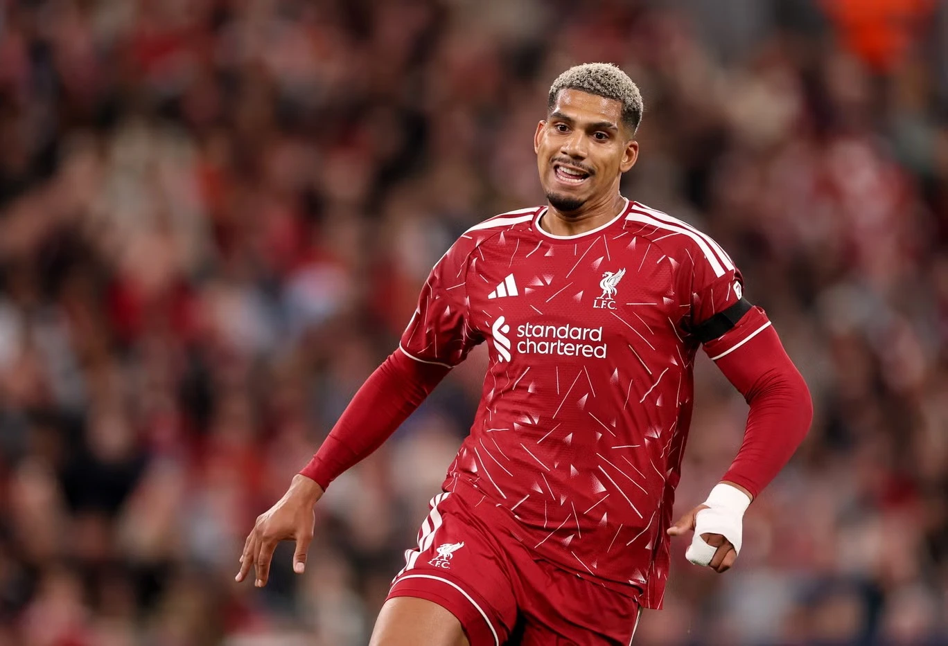 Araujo được Liverpool mượn từ Barcelona cho vai trò trung vệ nhưng lập tức gây ấn tượng ở vị trí hậu vệ phải bất đắc dĩ (Ảnh: Independent)