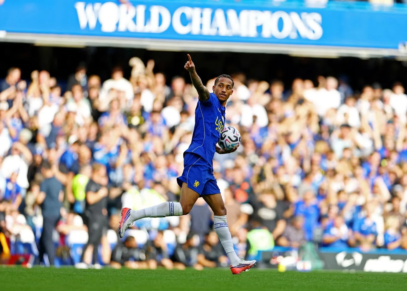 Chelsea đang tỏ ra mất cân bằng về lối chơi dẫn đến việc lọt lưới quá nhiều, tạo gánh nặng cho hàng công (Ảnh: Independent)