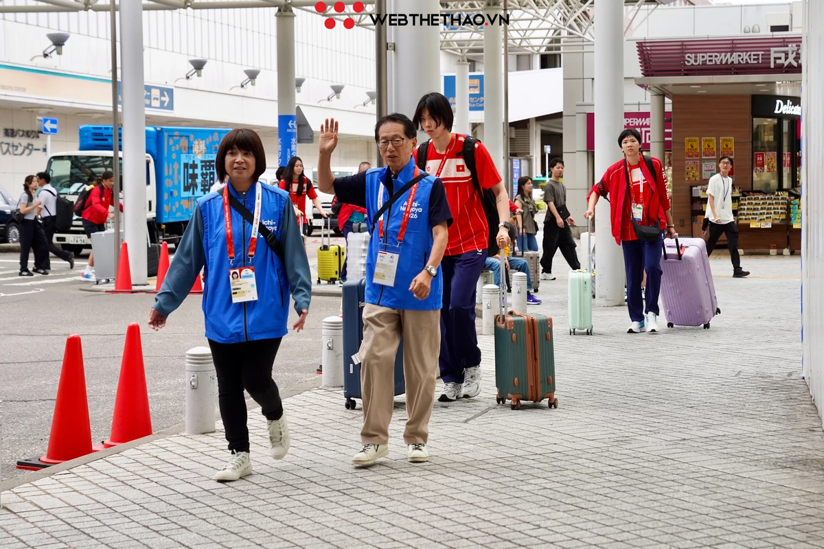 Cả đội phải chờ khoảng một giờ tại sân bay, chỉ được staff của Asian Games hỗ trợ thủ tục nhận thẻ và dán tem, không có tình nguyện viên đồng hành