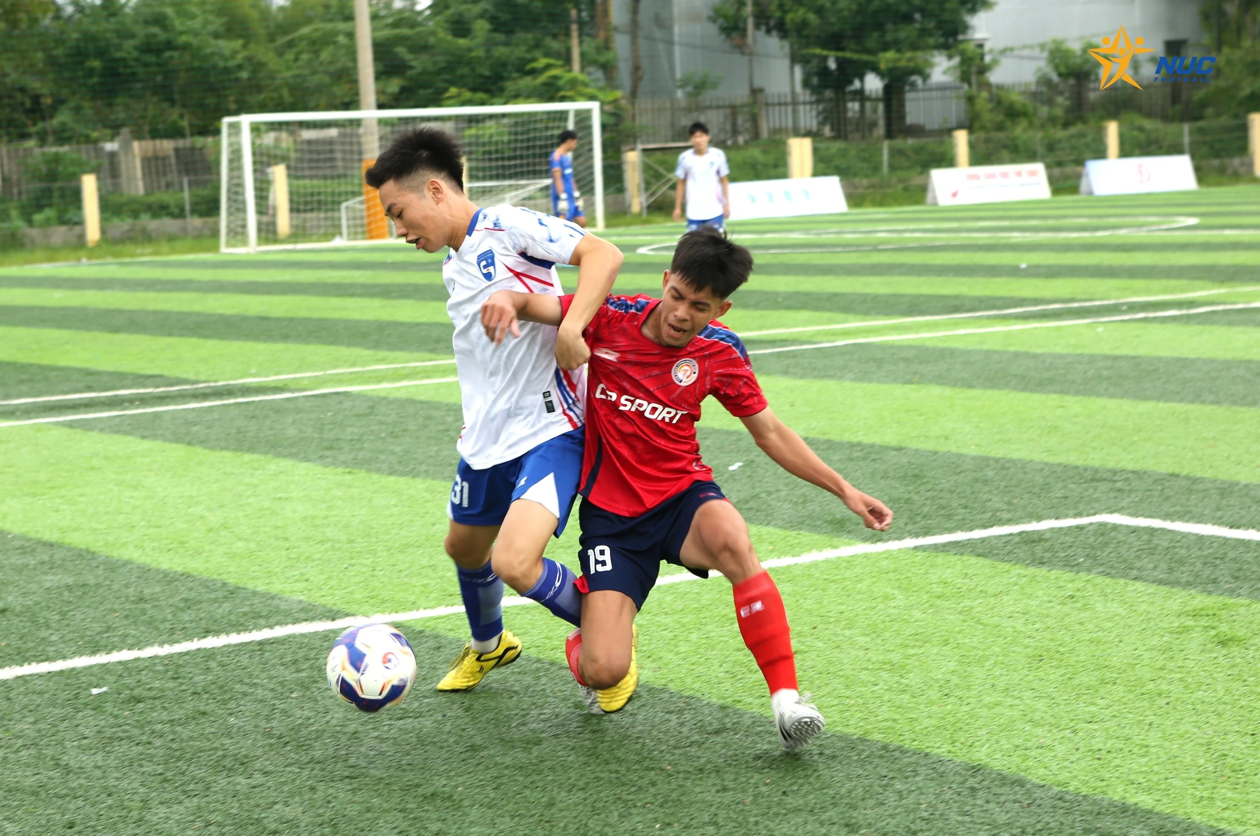 Trường ĐH Khoa học - ĐH Huế (trắng) có sự trưởng thành ở giải đấu năm nay. Ảnh: Đình Diệm