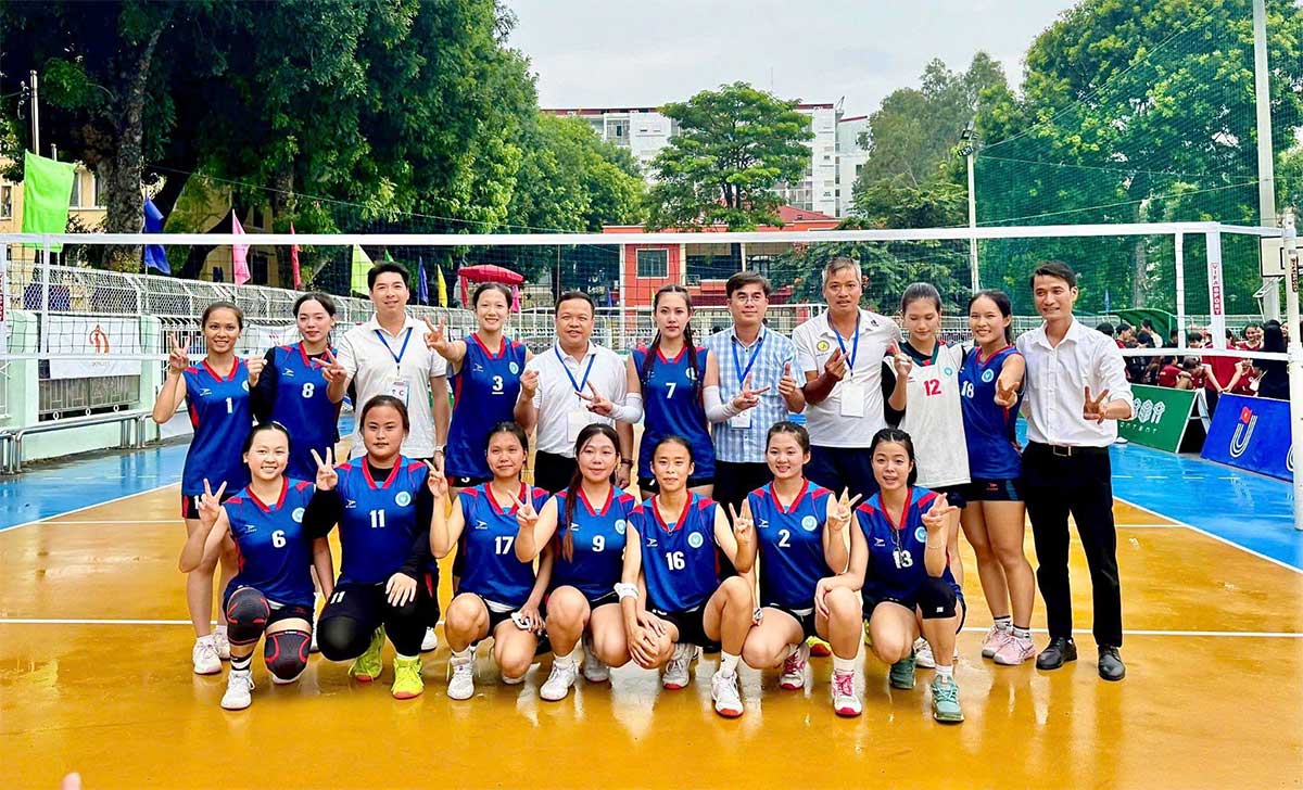 Không cần sân đấu hiện đại hay những danh hiệu lớn, một sân trường vẫn có thể trở thành nơi sinh viên tìm thấy niềm tự hào, cảm giác thuộc về và nuôi dưỡng những giấc mơ thể thao lớn hơn.