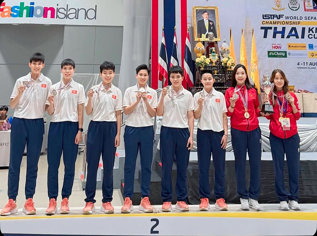 Đội hình 4 nữ vừa thi đấu với Thái Lan ở chung kết King's Cup và có tấm huy chương bạc (ảnh: Thái Xuân)