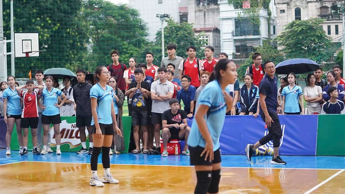 Một sân trường bình thường trở thành nơi chứa đựng giấc mơ bóng chuyền toàn quốc