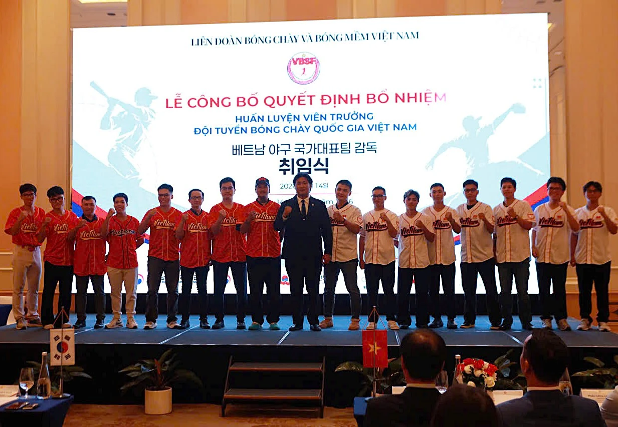 Tân HLV Yu Jae Ho cùng một số tuyển thủ bóng chày quốc gia có mặt ở buổi lễ
