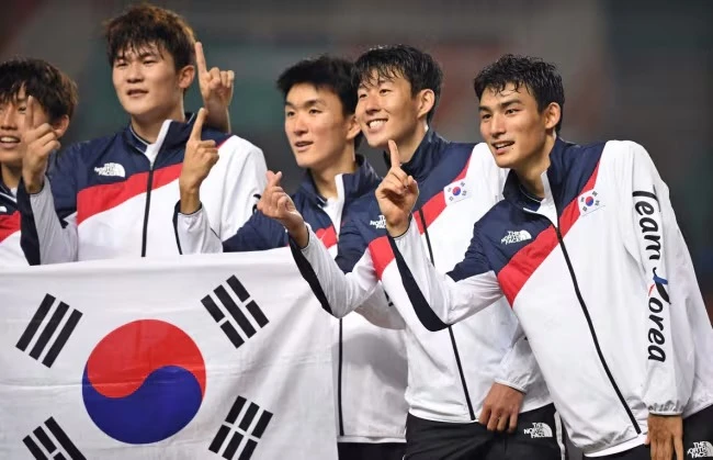 Son Heung-min cùng các đồng đội vô địch ASIAD 2018 (Ảnh: Chosun)