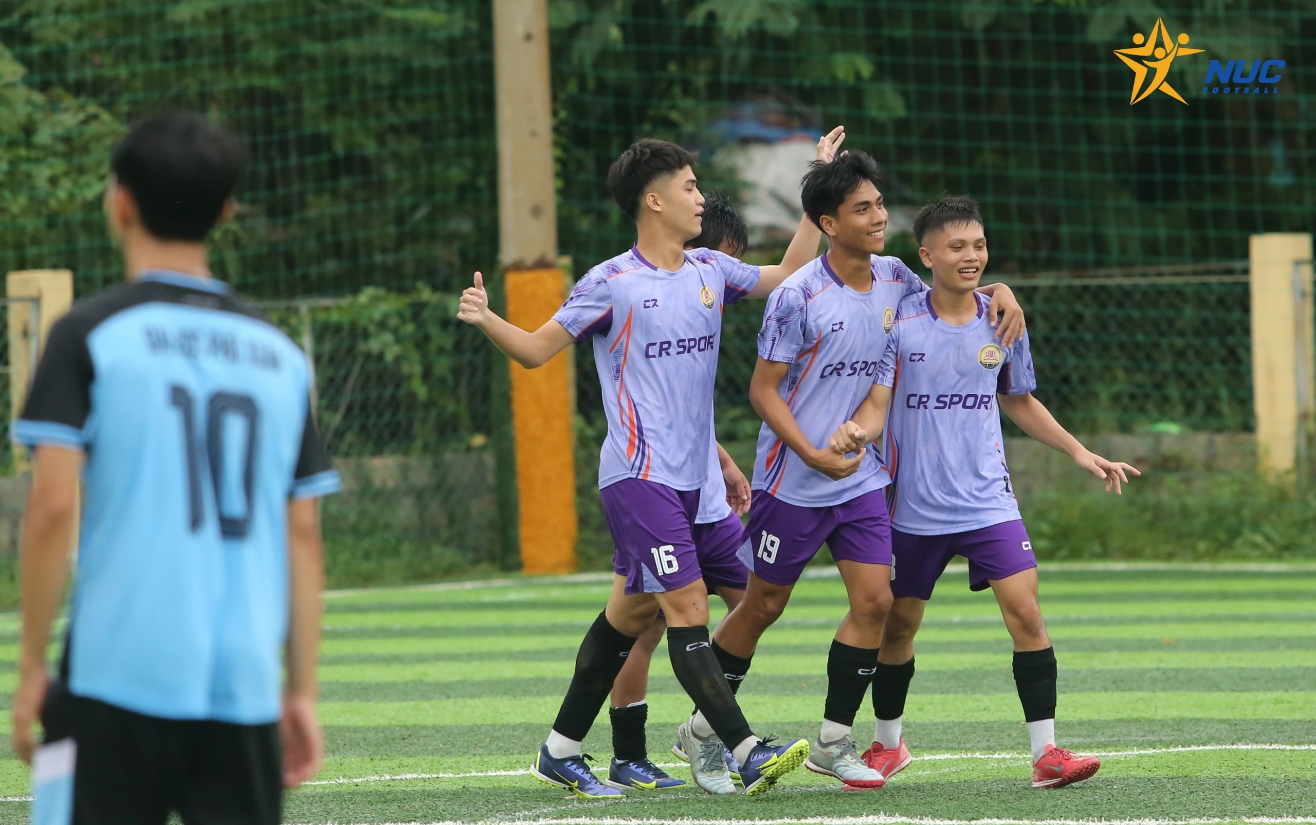 Chiến thắng 6-0 trước Trường ĐH Phú Xuân mang đến sự khởi đầu suôn sẻ cho các chàng trai áo tím. Ảnh: Đình Diệm