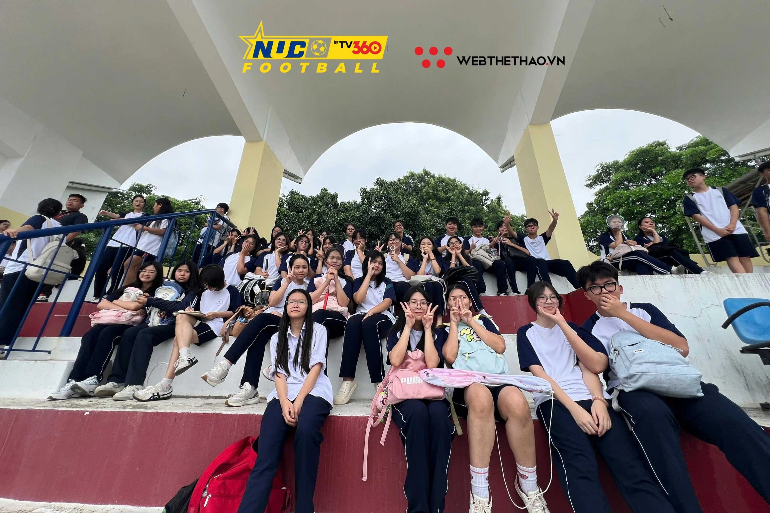 Chia sẻ với phóng viên, các học sinh tranh thủ giờ nghỉ trưa để đến cổ vũ cho Trường Đại học Bách Khoa Hà Nội