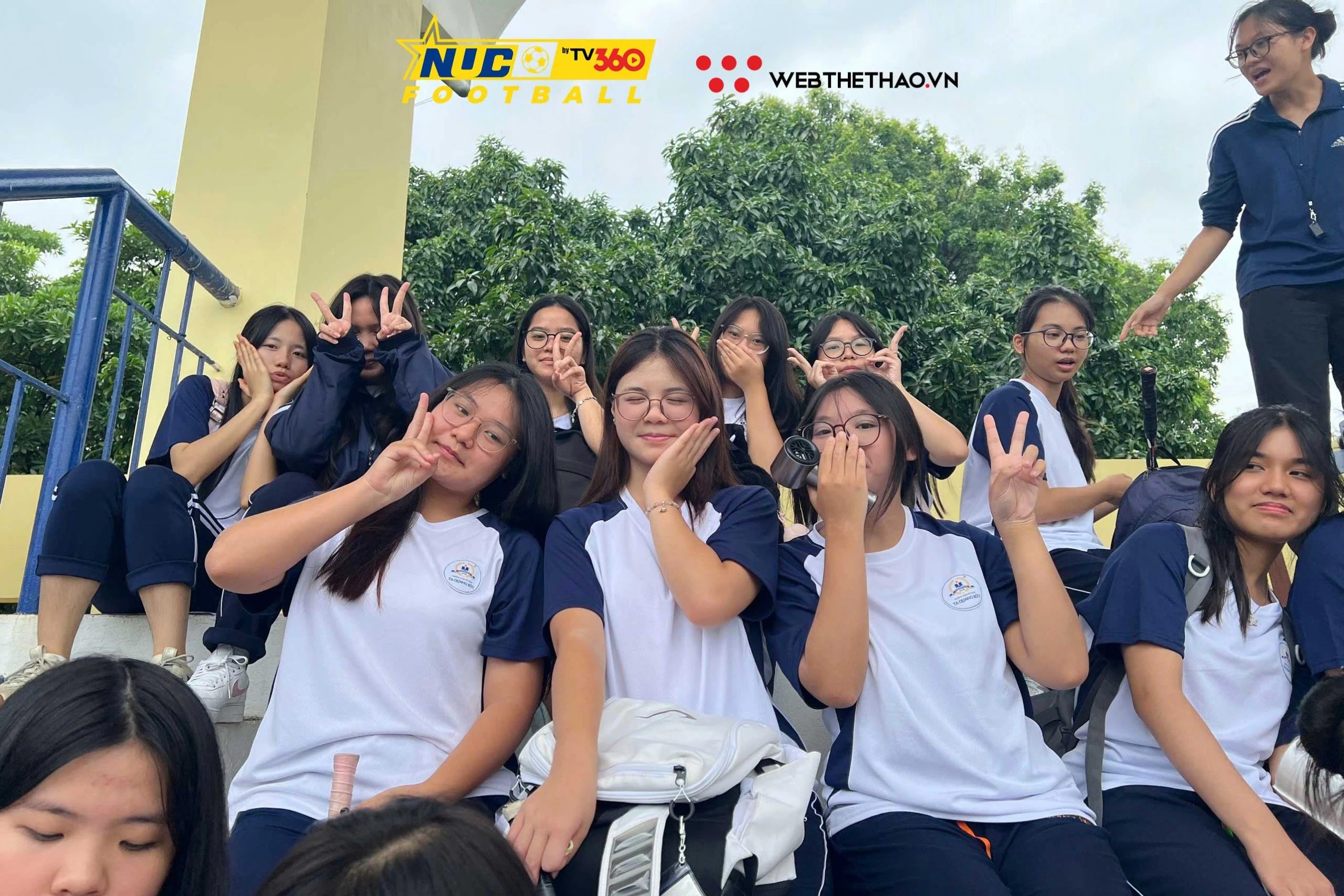 Chia sẻ với phóng viên, các học sinh tranh thủ giờ nghỉ trưa để đến cổ vũ cho Trường Đại học Bách Khoa Hà Nội