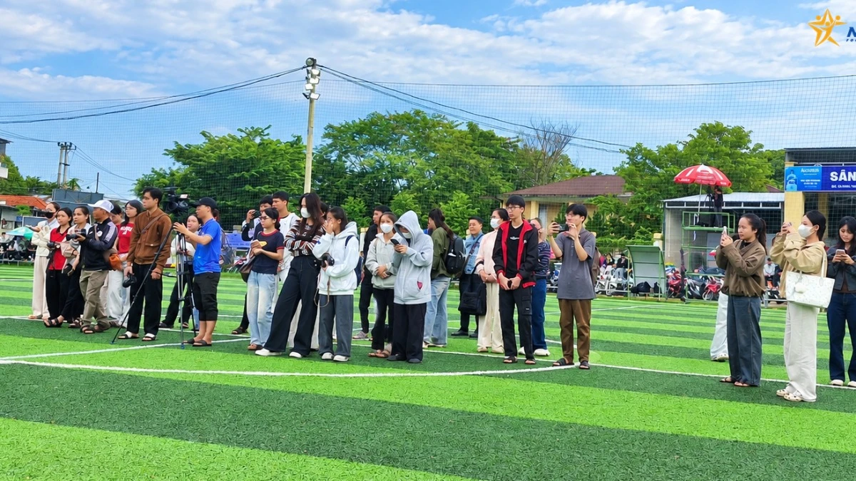 Hơn 50 sinh viên báo chí và buổi học sống động bên lề sân cỏ NUC 2026