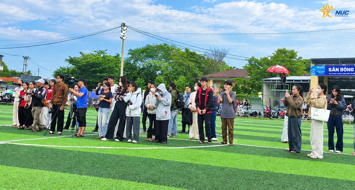 Đông đảo sinh viên báo chí Trường ĐH Khoa học - ĐH Huế có buổi học ngoại khóa bên lề NUC 2026. Ảnh: Trần Khánh