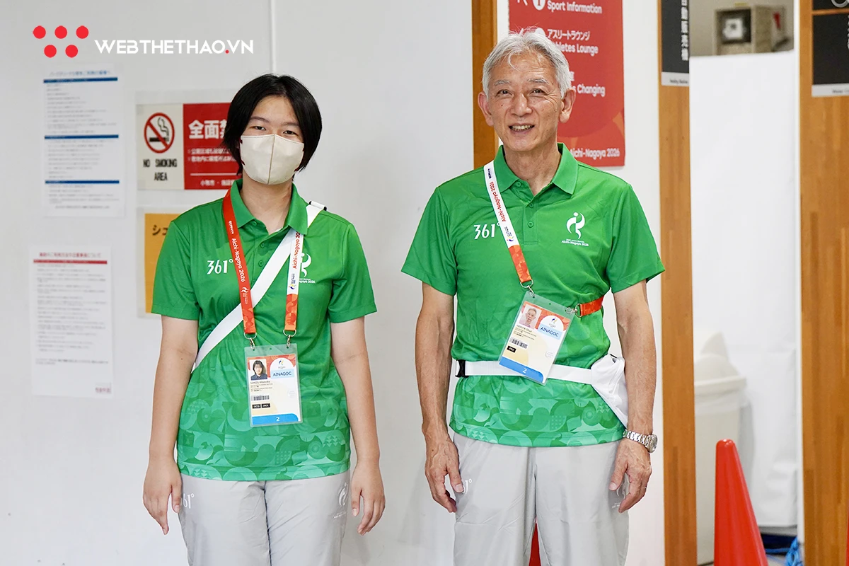 Ông Shuji Hirota, tình nguyện viên đã 70 tuổi tham gia hỗ trợ điều phối tại nhà thi đấu Park Arena Komaki. Bên cạnh ông cũng là một TNV cùng vị trí nhưng trẻ hơn đến 50 tuổi. Ảnh: Việt Long