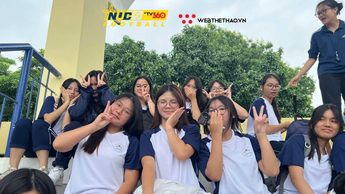 Tranh thủ giờ nghỉ trưa, học sinh THPT Tạ Quang Bửu tiếp lửa trên khán đài NUC 2026