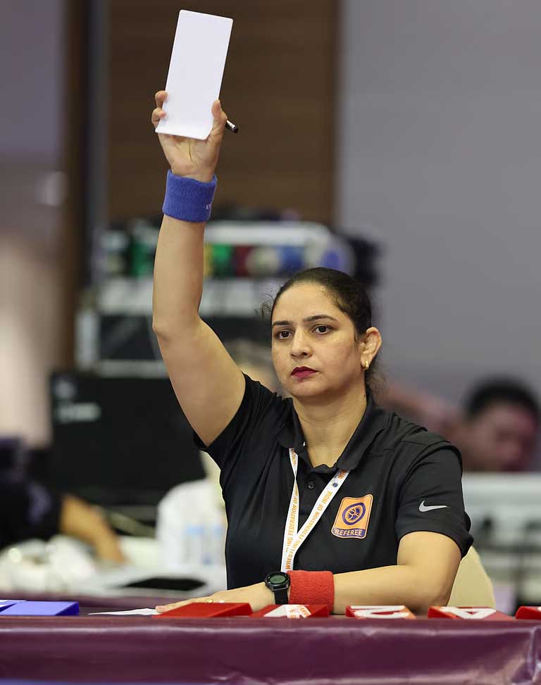 Kirtisna Arya từng hoàn thành kỳ thi nghiệp vụ của UWW khi mang thai 7 tháng (Ảnh: Indian Express)