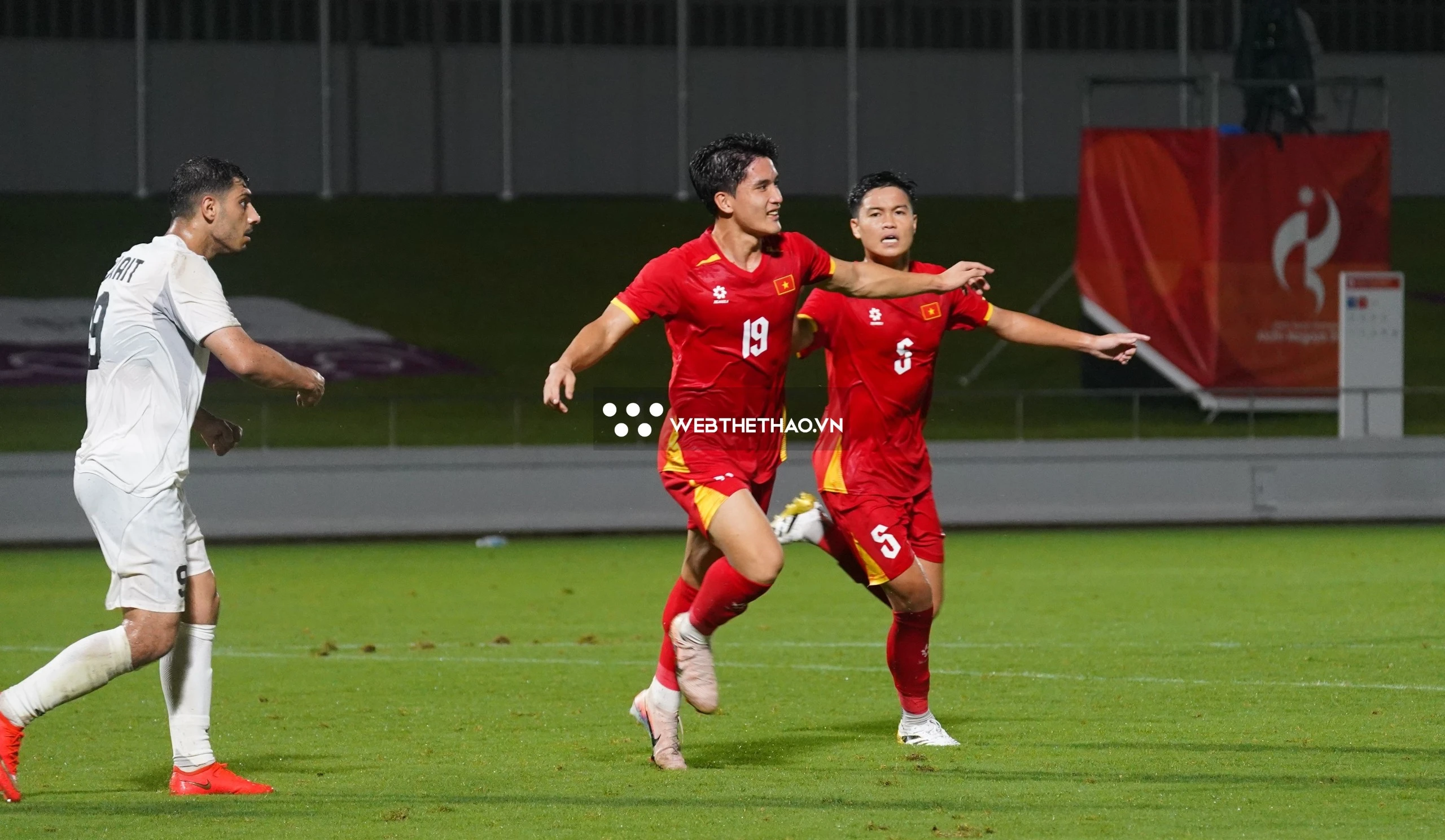 Hai phút sau, Ngọc Mỹ đánh đầu gỡ hòa cho U23 Việt Nam. Ảnh: Việt Long