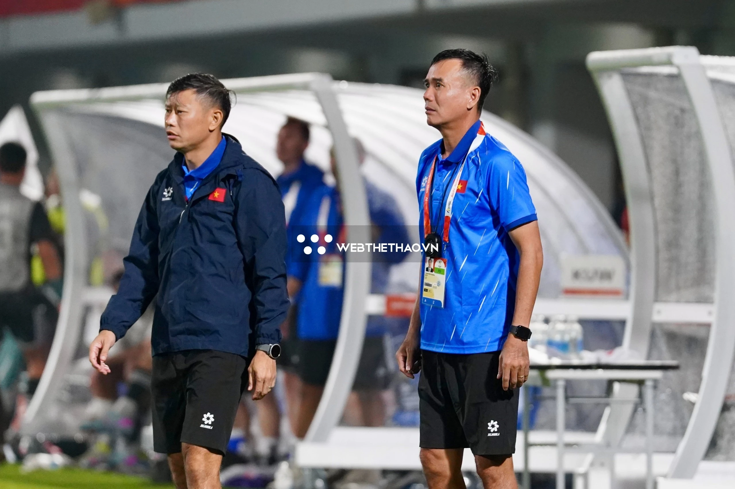 Ở ngoài đường pitse, các trợ lý Trần Minh Quang, Thạch Bảo Khanh đứng ngồi không yên. Ảnh: Việt Long