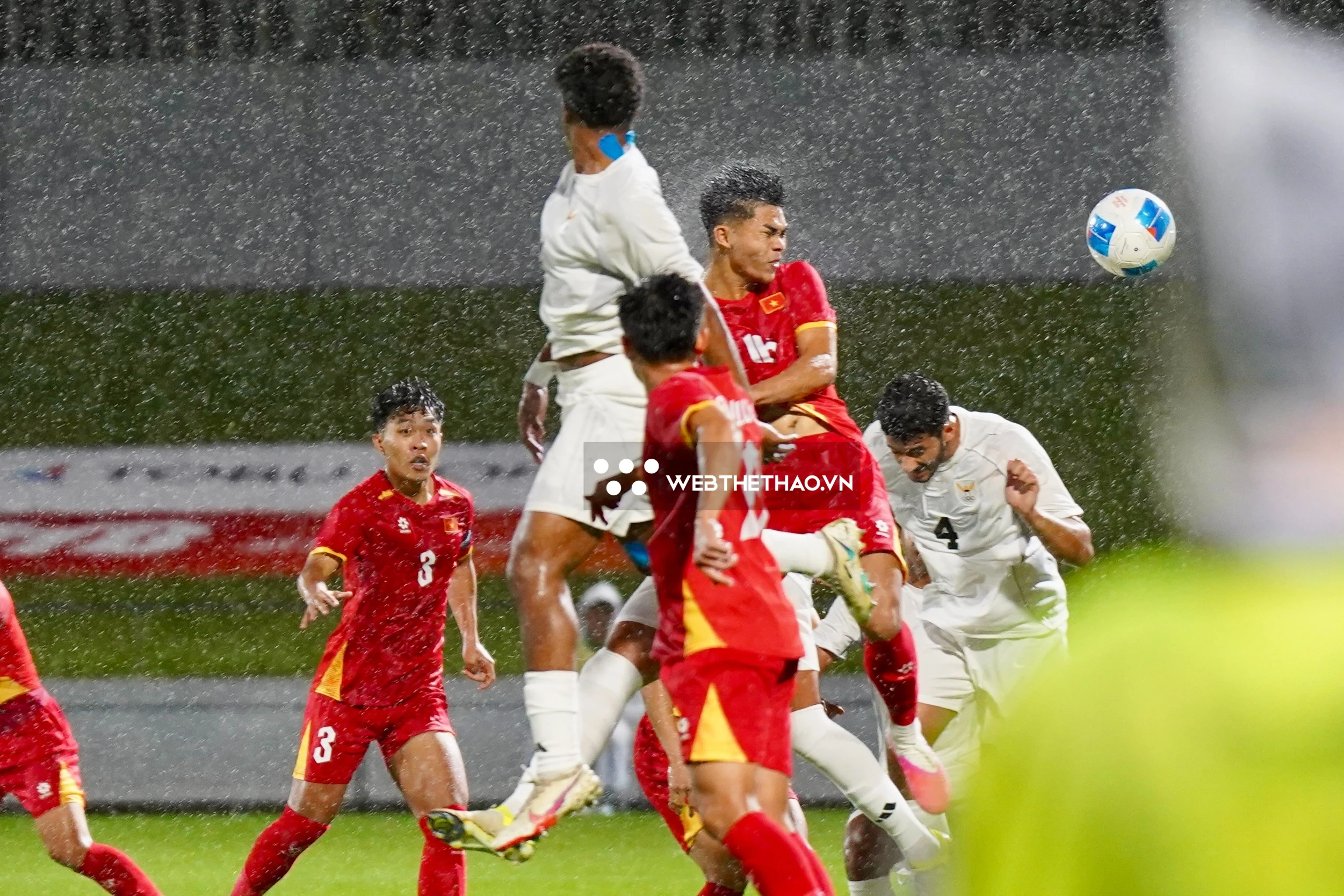 Dù vậy, U23 Việt Nam vẫn biết cách để kiểm soát trận đấu, tạo ra hàng loạt cơ hội. Lê Phát có pha đánh đầu chạm xà ngang sau đó dứt điểm bồi trúng cột dọc. Ảnh: Việt Long