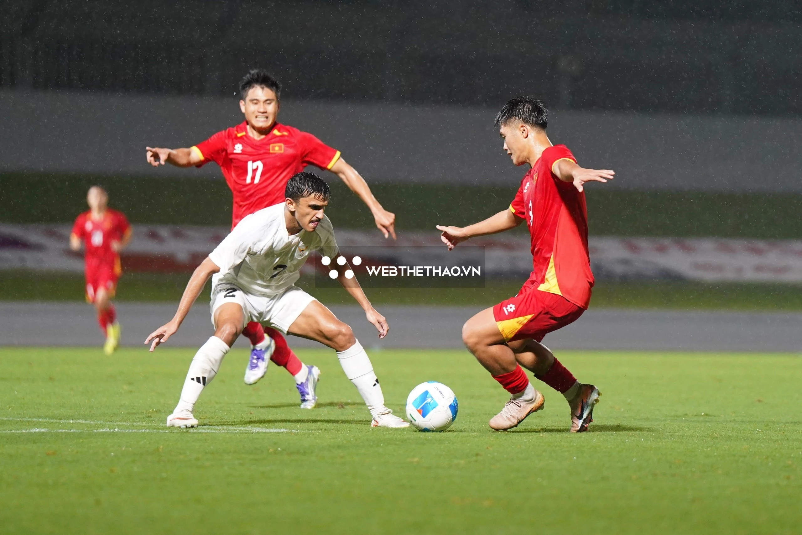 Khi cơn mưa đã ngớt, U23 Việt Nam vẫn làm chủ thế trận. Ảnh: Việt Long